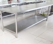 Bàn inox 2 tầng – Sự lựa chọn hoàn hảo cho khu bếp công nghiệp