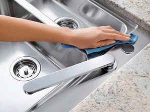 Hướng dẫn cách vệ sinh và bảo quản chậu rửa inox công nghiệp đúng cách